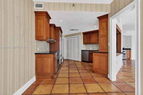 Condo in Aventura, Florida, 2 bedrooms  № 1992156 - photo 13