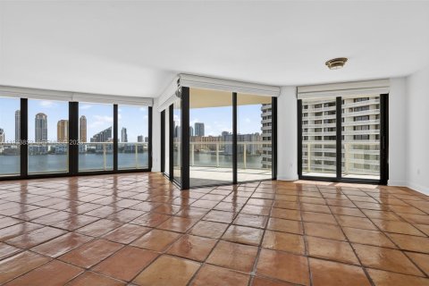 Condo in Aventura, Florida, 2 bedrooms  № 1992156 - photo 2