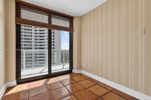 Condo in Aventura, Florida, 2 bedrooms  № 1992156 - photo 12