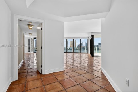 Condo in Aventura, Florida, 2 bedrooms  № 1992156 - photo 1