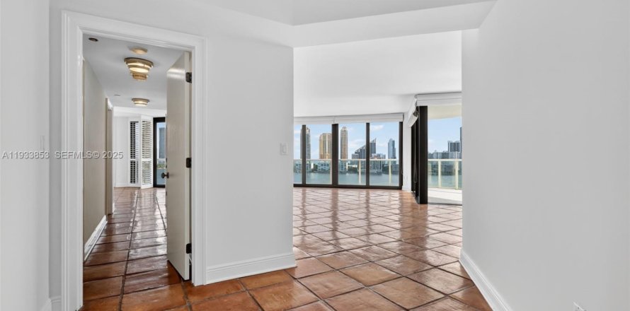 Condo in Aventura, Florida, 2 bedrooms  № 1992156