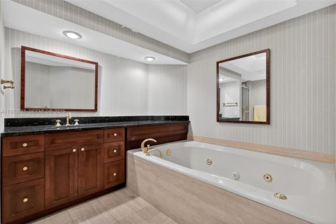 Condo in Aventura, Florida, 2 bedrooms  № 1992156 - photo 27