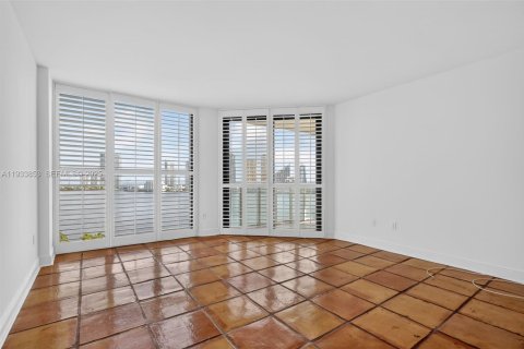 Condo in Aventura, Florida, 2 bedrooms  № 1992156 - photo 16