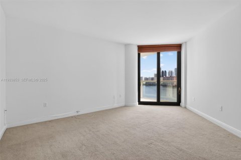 Condo in Aventura, Florida, 2 bedrooms  № 1992156 - photo 25