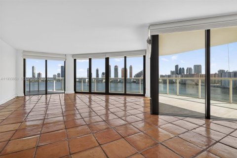 Condo in Aventura, Florida, 2 bedrooms  № 1992156 - photo 3