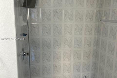 Condominio en venta en Hialeah, Florida, 2 dormitorios, 95.78 m2 № 1958673 - foto 9