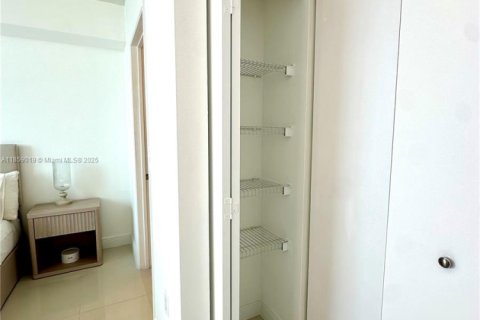 Condo in Miami, Florida, 2 bedrooms  № 1887677 - photo 15