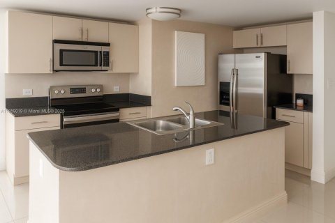 Condo in Miami, Florida, 2 bedrooms  № 1887677 - photo 3