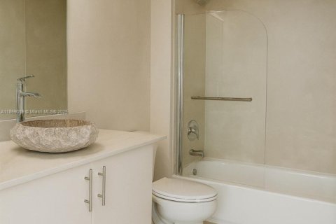 Condo in Miami, Florida, 2 bedrooms  № 1887677 - photo 14