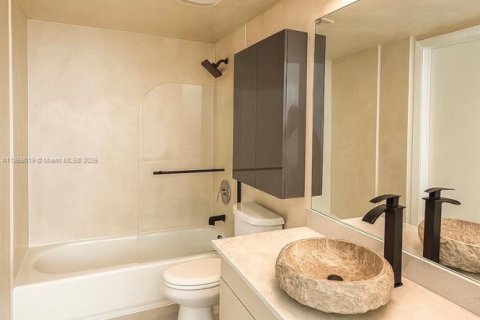 Condo in Miami, Florida, 2 bedrooms  № 1887677 - photo 4