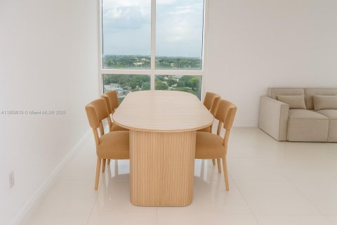 Condo in Miami, Florida, 2 bedrooms  № 1887677 - photo 7