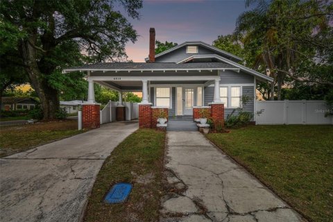 House in Tampa, Florida 5 bedrooms, 190.64 sq.m. № 2214683