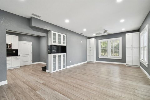 Villa ou maison à louer à Tampa, Floride: 5 chambres, 190.64 m2 № 2214683 - photo 8