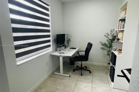 Снять в аренду таунхаус в Хомстед, Флорида 3 спальни, 132.11м2, № 1973553 - фото 11