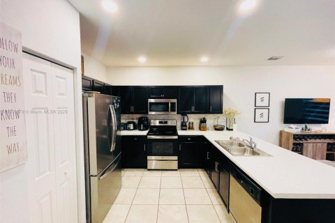 Снять в аренду таунхаус в Хомстед, Флорида 3 спальни, 132.11м2, № 1973553 - фото 3