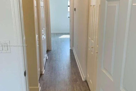 Снять в аренду таунхаус в Хомстед, Флорида 3 спальни, 132.11м2, № 1973553 - фото 7