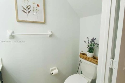 Снять в аренду таунхаус в Хомстед, Флорида 3 спальни, 132.11м2, № 1973553 - фото 15