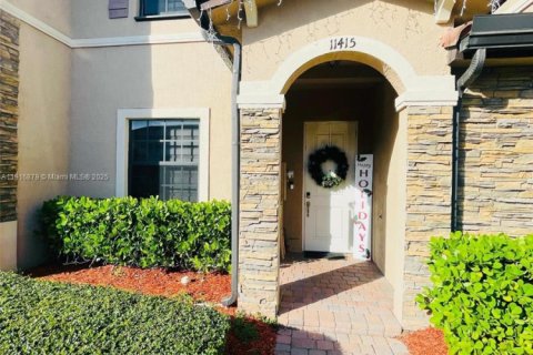 Снять в аренду таунхаус в Хомстед, Флорида 3 спальни, 132.11м2, № 1973553 - фото 1