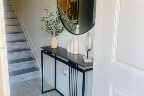 Снять в аренду таунхаус в Хомстед, Флорида 3 спальни, 132.11м2, № 1973553 - фото 2