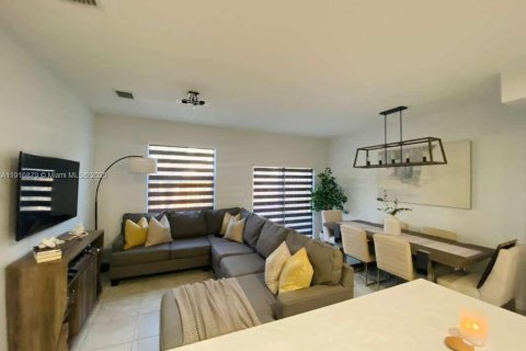 Снять в аренду таунхаус в Хомстед, Флорида 3 спальни, 132.11м2, № 1973553 - фото 4