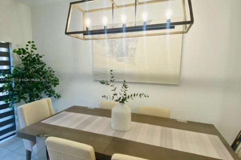 Снять в аренду таунхаус в Хомстед, Флорида 3 спальни, 132.11м2, № 1973553 - фото 6