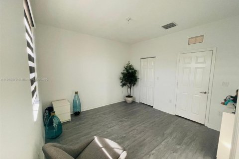 Снять в аренду таунхаус в Хомстед, Флорида 3 спальни, 132.11м2, № 1973553 - фото 13