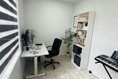 Снять в аренду таунхаус в Хомстед, Флорида 3 спальни, 132.11м2, № 1973553 - фото 10