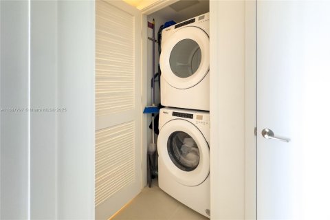 Condominio en alquiler en Miami, Florida, 2 dormitorios, 136.75 m2 № 2013072 - foto 20