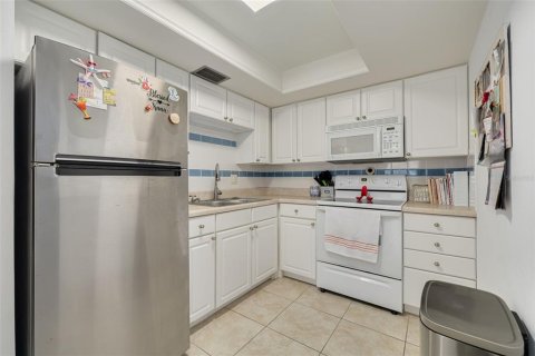 Condo in Saint Petersburg, Florida, 1 bedroom № 2141954 - photo 13