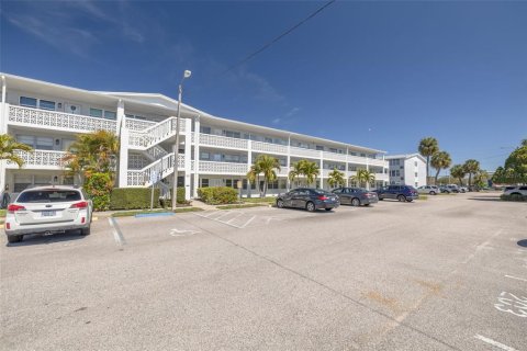 Condo in Saint Petersburg, Florida, 1 bedroom № 2141954 - photo 4