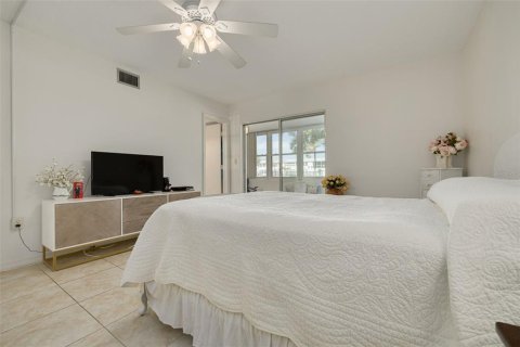Condo in Saint Petersburg, Florida, 1 bedroom № 2141954 - photo 6