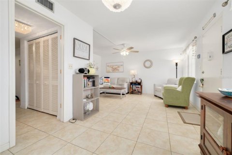 Condo in Saint Petersburg, Florida, 1 bedroom № 2141954 - photo 8