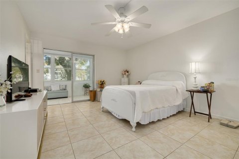 Condo in Saint Petersburg, Florida, 1 bedroom № 2141954 - photo 5