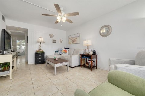 Condo in Saint Petersburg, Florida, 1 bedroom № 2141954 - photo 10