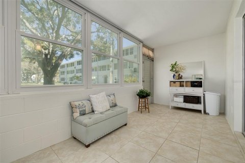 Condo in Saint Petersburg, Florida, 1 bedroom № 2141954 - photo 15