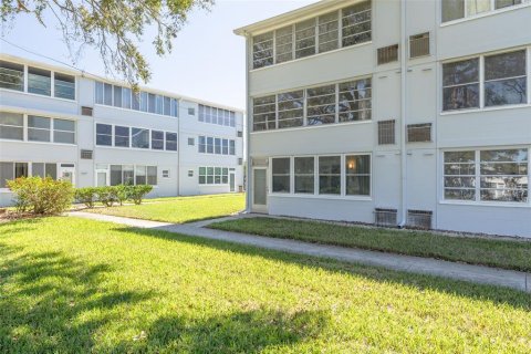 Condo in Saint Petersburg, Florida, 1 bedroom № 2141954 - photo 20