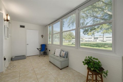 Condo in Saint Petersburg, Florida, 1 bedroom № 2141954 - photo 14