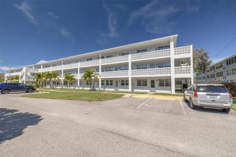 Condo in Saint Petersburg, Florida, 1 bedroom № 2141954 - photo 2