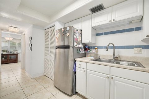 Condo in Saint Petersburg, Florida, 1 bedroom № 2141954 - photo 12