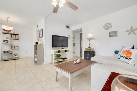 Condo in Saint Petersburg, Florida, 1 bedroom № 2141954 - photo 18