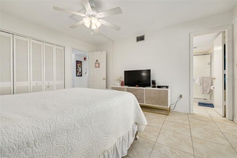 Condo in Saint Petersburg, Florida, 1 bedroom № 2141954 - photo 17