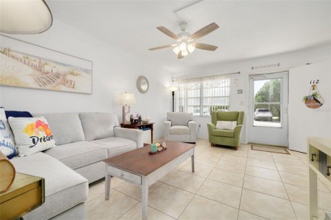 Condo in Saint Petersburg, Florida, 1 bedroom № 2141954 - photo 7