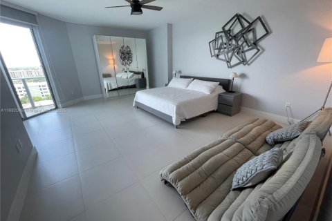 Condo in North Miami Beach, Florida, 3 bedrooms  № 1888868 - photo 16