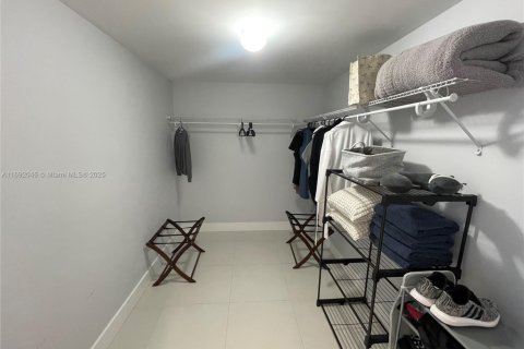 Condo in North Miami Beach, Florida, 3 bedrooms  № 1888868 - photo 18