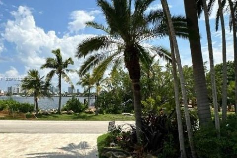 Снять в аренду виллу или дом в Холливуд, Флорида 3 спальни, 188.31м2, № 2028167 - фото 2