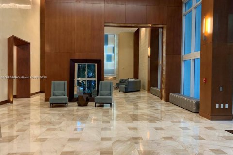 Condominio en alquiler en Miami, Florida, 2 dormitorios, 103.12 m2 № 1930497 - foto 3