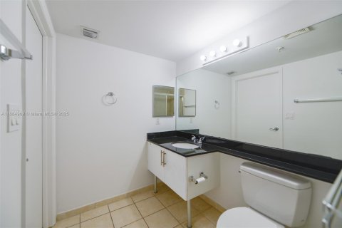 Condominio en alquiler en Miami, Florida, 2 dormitorios, 103.12 m2 № 1930497 - foto 30