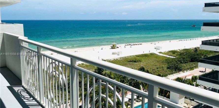 Condominio en Miami Beach, Florida, 2 dormitorios  № 2035228