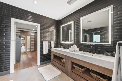 House in Miami Beach, Florida 4 bedrooms, 280.19 sq.m. № 1975461 - photo 8