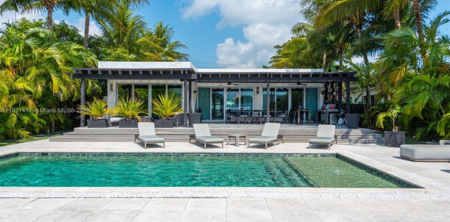 House in Miami Beach, Florida 4 bedrooms, 280.19 sq.m. № 1975461